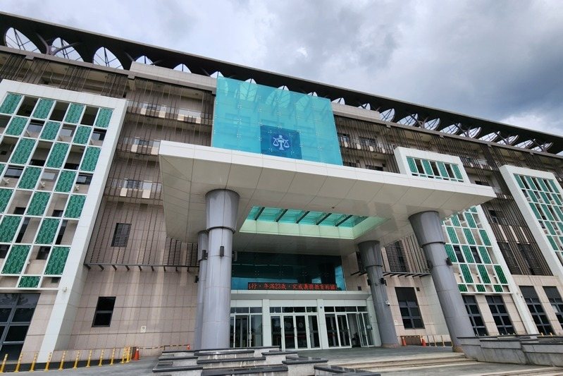 新竹縣竹北市一間健身工作室的兩名葉姓健身教練和另一名鍾姓教練涉嫌嚴重虐童行為,被新竹地方法院裁定收押。記者胡蓬生/攝影 新竹縣竹北市一間健身工作室的兩名葉姓健身教練和另一名鍾姓教練涉嫌嚴重虐童行為,被新竹地方法院裁定收押。記者胡蓬生/攝影