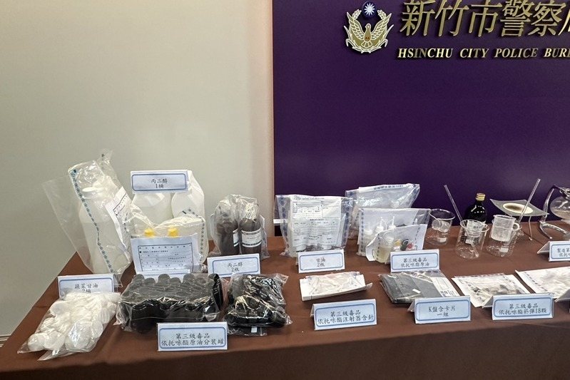 新竹市警方掌握情資，上周前往徐男住處查緝，起獲喪屍菸彈一批、毒品菸油、半成品，市值約1000餘萬元。圖／警方提供