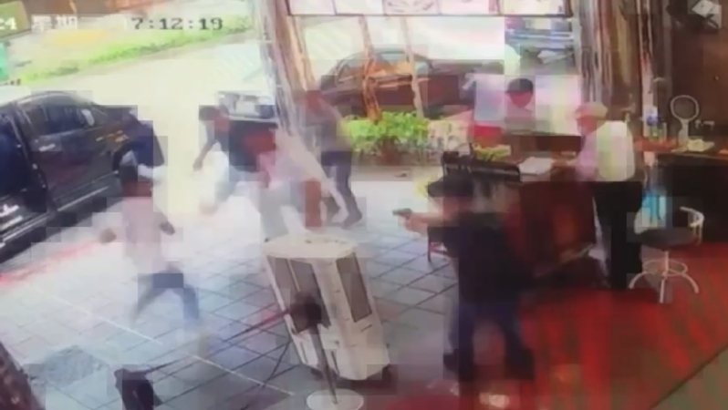 「威震集團」代表人吳明達與司機遭槍擊,手腳分別中彈。記者李隆揆/翻攝 「威震集團」代表人吳明達與司機遭槍擊,手腳分別中彈。記者李隆揆/翻攝