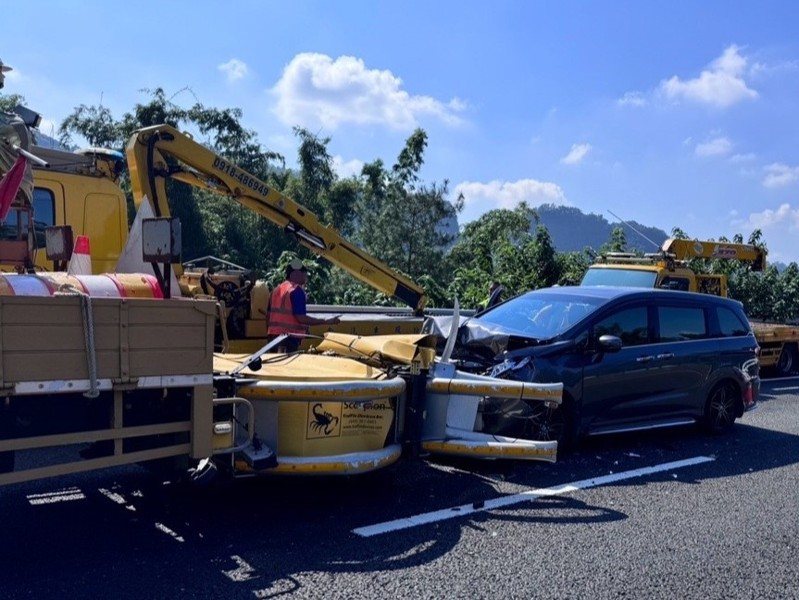 楊姓男子駕車行經國道6號東向國姓路段，疑未注意車前狀況衝撞執行勤務的緩撞車，車頭嚴重毀損，3人受傷送醫。圖／國道警七隊提供
