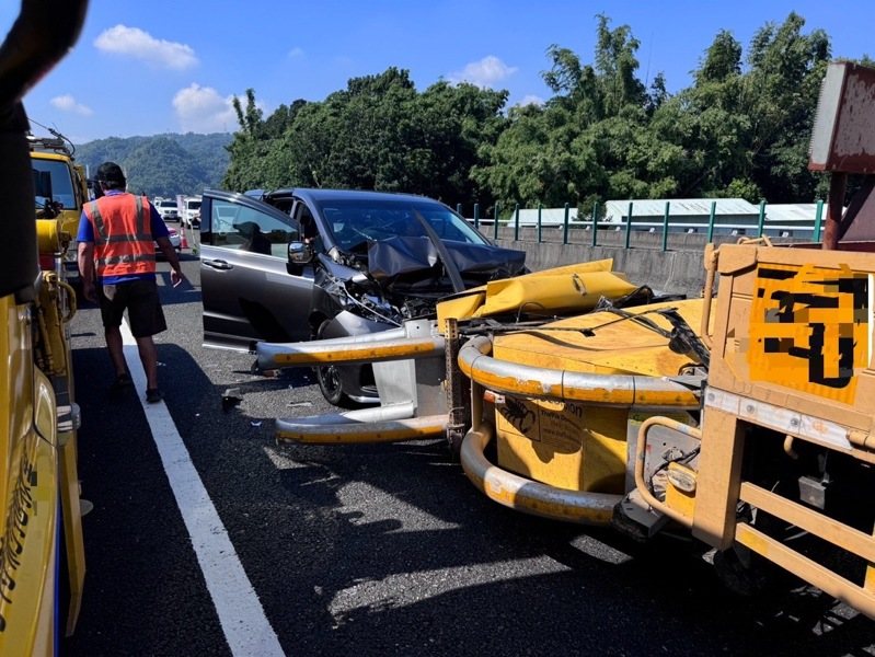 楊姓男子駕車行經國道6號東向國姓路段，疑未注意車前狀況衝撞執行勤務的緩撞車，車頭嚴重毀損，3人受傷送醫。圖／國道警七隊提供