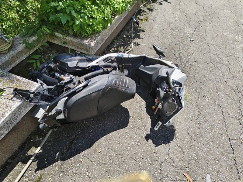 嘉義縣台三線313.4公里處彎道機車失控打滑，機車噴飛掉落駁坎下幾乎全毀。圖／翻攝畫面
