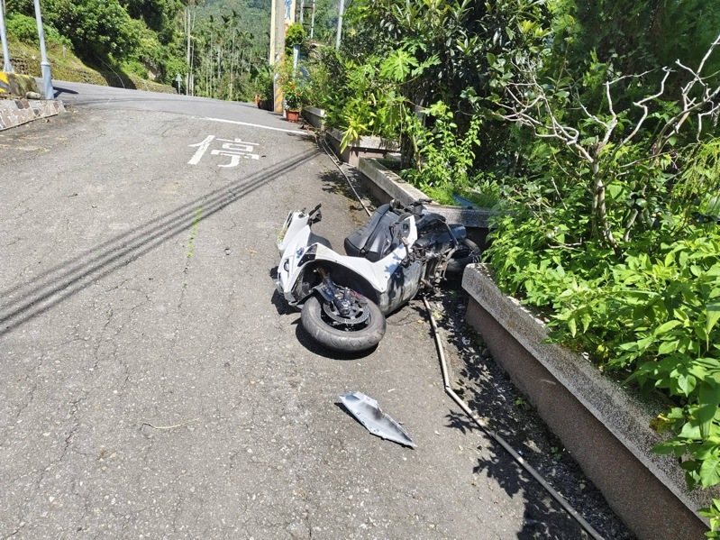 嘉義縣台三線傳意外，313.4公里處彎道機車失控打滑，機車噴飛掉落駁坎下道路。圖／翻攝畫面