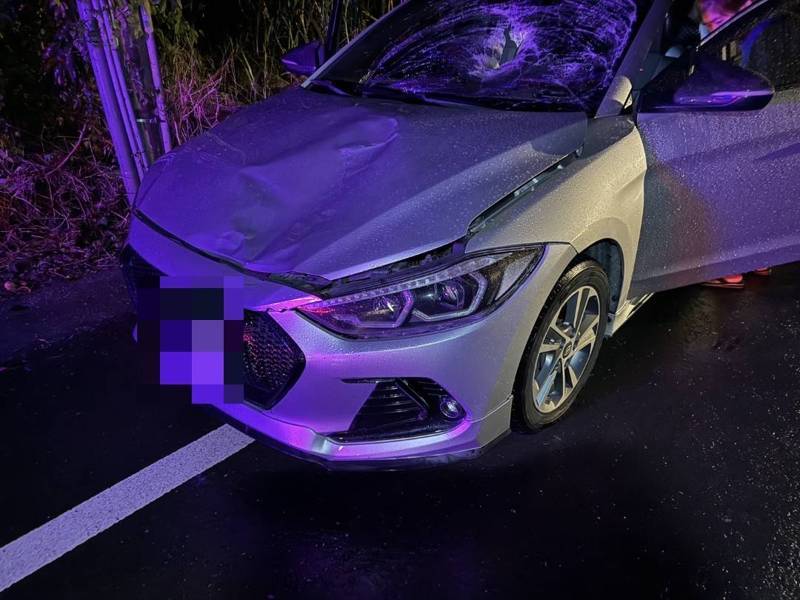 屏東縣滿州鄉5日深夜發生車禍，姜女無駕照卻開車，撞死走在馬路的曾男。記者劉星君／翻攝