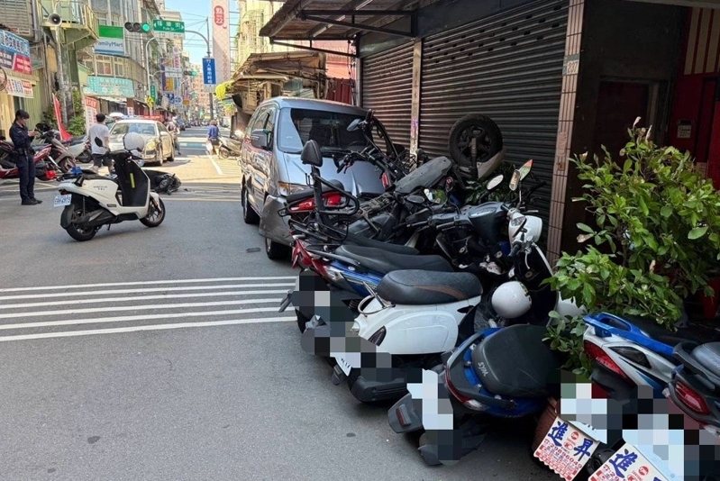新北市新莊區今天上午10時許,有1輛廂型客貨車不明原因在思賢國小旁福樂街、自立街口失控暴衝,撞倒1名騎機車的80歲陳姓老翁,再衝向路旁停放13輛機車才停下,老翁失去意識尚在搶救中。記者林昭彰/翻攝 新北市新莊區今天上午10時許,有1輛廂型客貨車不明原因在思賢國小旁福樂街、自立街口失控暴衝,撞倒1名騎機車的80歲陳姓老翁,再衝向路旁停放13輛機車才停下,老翁失去意識尚在搶救中。記者林昭彰/翻攝