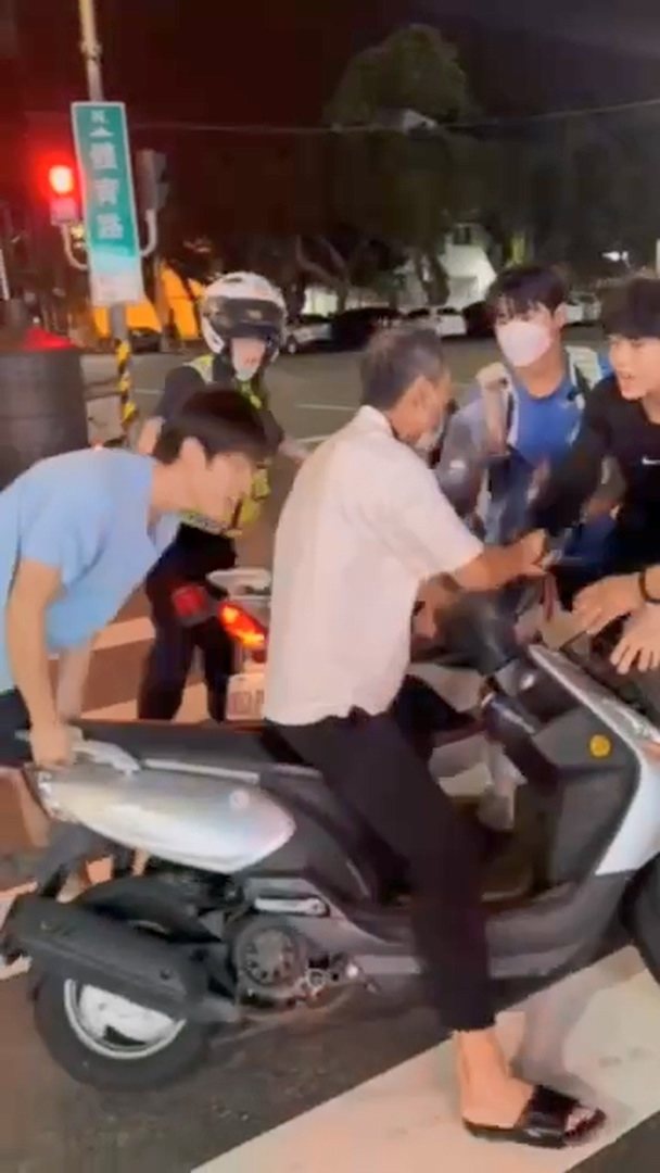 見義勇為的學生和民眾圍住騎士,協助女警將騎士攔下。圖/翻攝畫面 見義勇為的學生和民眾圍住騎士,協助女警將騎士攔下。圖/翻攝畫面