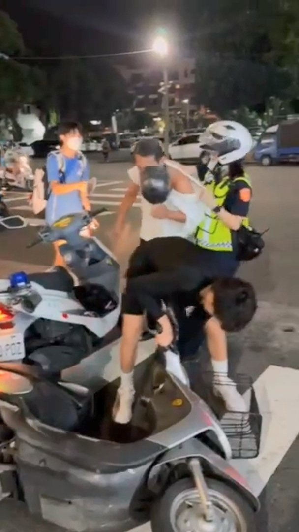 女警在民眾協助下將騎士抓住質問是不是喝酒?圖/翻攝畫面 女警在民眾協助下將騎士抓住質問是不是喝酒?圖/翻攝畫面