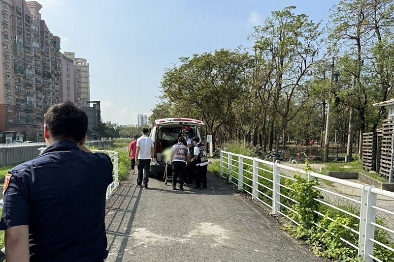 高雄市鳳山區鳳山溪今天上午8時許有民眾發現一名婦人仰躺在溪流,警消將她救起送醫,幸無大礙。記者石秀華/翻攝 高雄市鳳山區鳳山溪今天上午8時許有民眾發現一名婦人仰躺在溪流,警消將她救起送醫,幸無大礙。記者石秀華/翻攝