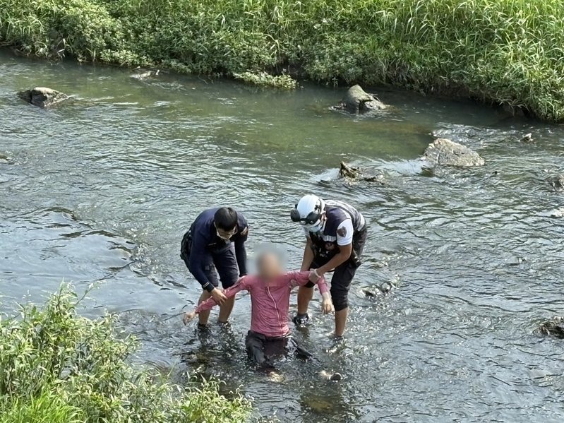 高雄市鳳山區鳳山溪今天上午8時許有民眾發現一名婦人仰躺在溪流,警消將她救起送醫,幸無大礙。記者石秀華/翻攝 高雄市鳳山區鳳山溪今天上午8時許有民眾發現一名婦人仰躺在溪流,警消將她救起送醫,幸無大礙。記者石秀華/翻攝
