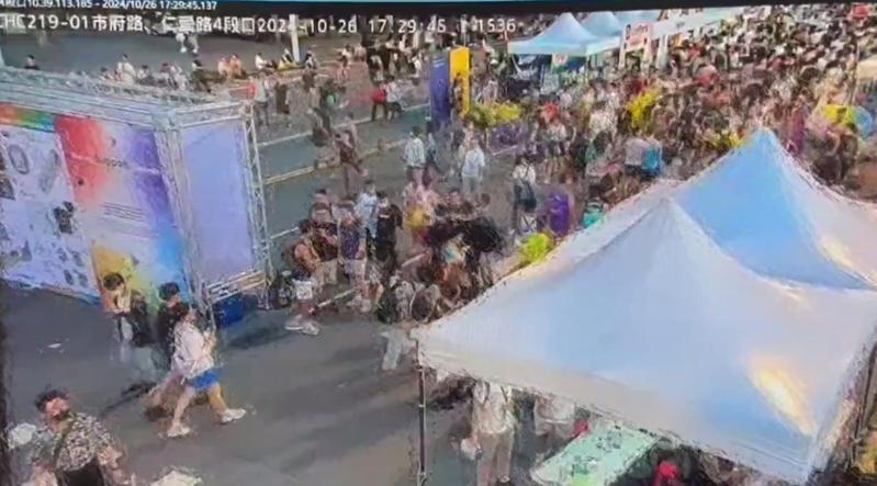 網路傳出昨有人在台灣同志遊行現場、台北市政府廣場靠西大門噴辣椒水,警方調閱監視器未發現。記者李奕昕/翻攝 網路傳出昨有人在台灣同志遊行現場、台北市政府廣場靠西大門噴辣椒水,警方調閱監視器未發現。記者李奕昕/翻攝