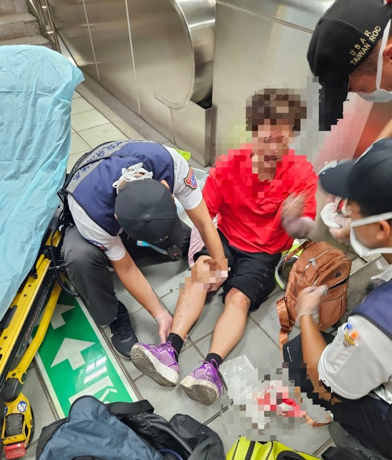 謝姓婦人今午在三塊厝車站月台等候區間車時，不慎落軌，被站務人員救起，幸僅臉部、手腳擦挫傷。記者石秀華／翻攝