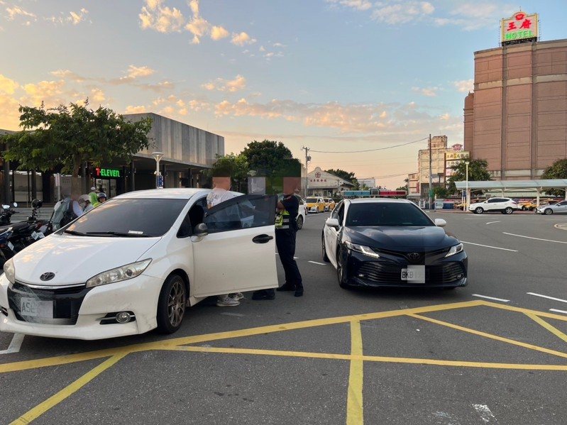 苗栗監理站偕同苗栗縣警察局人員10月11日下午在苗栗火車站執勤,發現違規載客白牌車,將重罰10萬元。圖/苗栗監理站提供 苗栗監理站偕同苗栗縣警察局人員10月11日下午在苗栗火車站執勤,發現違規載客白牌車,將重罰10萬元。圖/苗栗監理站提供