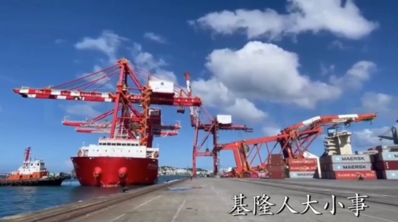 人走開!基隆港橋橋式起重機倒塌影曝光。圖/基隆人大小事提供 人走開!基隆港橋橋式起重機倒塌影曝光。圖/基隆人大小事提供