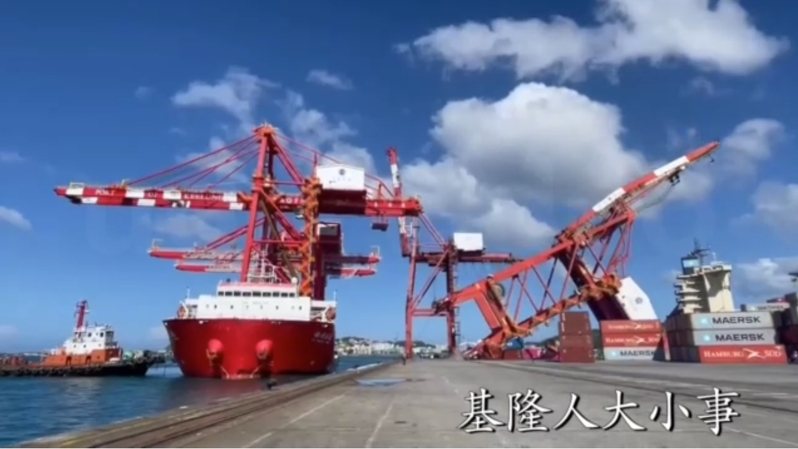 人走開!基隆港橋橋式起重機倒塌影曝光。圖/基隆人大小事提供 人走開!基隆港橋橋式起重機倒塌影曝光。圖/基隆人大小事提供
