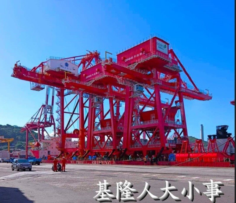 人走開!基隆港橋橋式起重機倒塌影曝光。圖/基隆人大小事提供 人走開!基隆港橋橋式起重機倒塌影曝光。圖/基隆人大小事提供