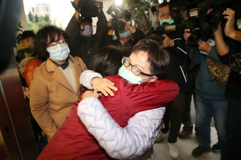 台北市前議員賴素如遭最高法院依貪汙罪判處7年6月定讞發監執行，賴素如到北檢報到時激動喊冤表示不服，支持者擁抱送行。本報資料照片