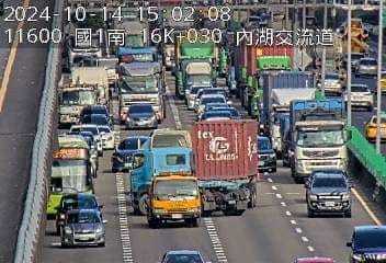 國道1號南下15.6公里內湖路段，下午近3時有1輛貨櫃聯結車在中間車道「折甘蔗」卡在路上占用2線車道無法動彈。國道警方獲報趕抵，發現只是在塞車隊伍末端緊急煞車造成，沒有釀成碰撞事故，但造成後方嚴重回堵3公里到汐止。圖／翻攝高速公路1968