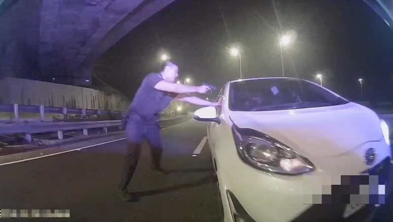 高市巫姓女子闖紅燈拒檢逃逸、撞警車,在國3逆向行駛,警方圍捕,巫還鎖車門,警掏槍喝令下車時,發現巫的5歲兒子坐在副駕駛座,最後破窗打開車門救出男童,並起出少許毒品。記者石秀華/翻攝 高市巫姓女子闖紅燈拒檢逃逸、撞警車,在國3逆向行駛,警方圍捕,巫還鎖車門,警掏槍喝令下車時,發現巫的5歲兒子坐在副駕駛座,最後破窗打開車門救出男童,並起出少許毒品。記者石秀華/翻攝