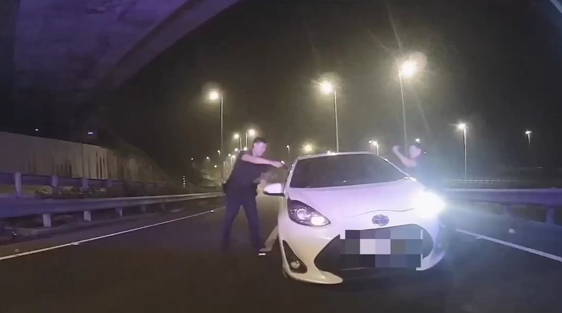 高市巫姓女子闖紅燈拒檢逃逸、撞警車,在國3逆向行駛,警方圍捕,巫還鎖車門,警掏槍喝令下車時,發現巫的5歲兒子坐在副駕駛座,最後破窗打開車門救出男童,並起出少許毒品。記者石秀華/翻攝 高市巫姓女子闖紅燈拒檢逃逸、撞警車,在國3逆向行駛,警方圍捕,巫還鎖車門,警掏槍喝令下車時,發現巫的5歲兒子坐在副駕駛座,最後破窗打開車門救出男童,並起出少許毒品。記者石秀華/翻攝