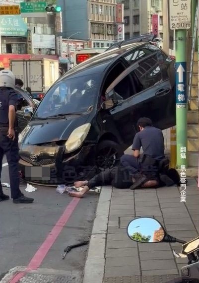 新北市三重警方下午4時許在三重區中正北路，攔查1輛疑似懸掛偽造車牌黑色轎車，遭拒檢衝撞逃逸，員警對空鳴槍2發繼續追捕，追到重新路、重陽路口對嫌犯車輛連開7槍逮捕嫌犯。圖／翻攝黑色豪門企業