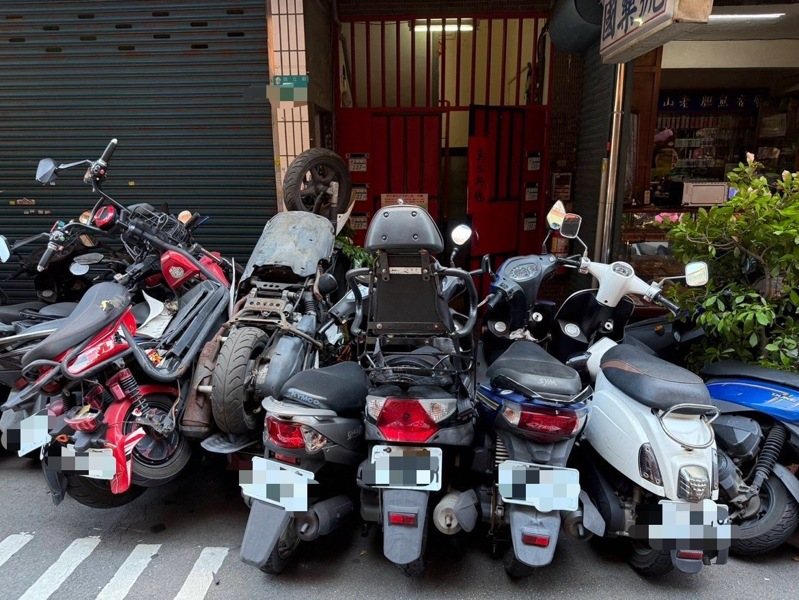 新北市新莊區今天上午10時許，有1輛廂型客貨車在思賢國小旁自立街失控暴衝，撞倒1名騎機車的80歲陳姓老翁，再衝向路旁停放13輛機車才停下，老翁失去意識尚在搶救中。記者林昭彰／翻攝