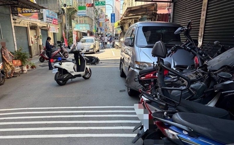 新北市新莊區今天上午10時許，有1輛廂型客貨車在思賢國小旁自立街失控暴衝，撞倒1名騎機車的80歲陳姓老翁，再衝向路旁停放13輛機車才停下，老翁失去意識尚在搶救中。記者林昭彰／翻攝