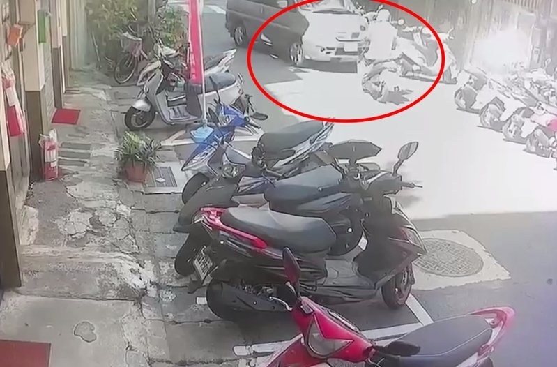 新北市新莊區今天上午10時許，有1輛廂型客貨車在思賢國小旁自立街失控暴衝，撞倒1名騎機車的80歲陳姓老翁，再衝向路旁停放13輛機車才停下，老翁失去意識尚在搶救中。記者林昭彰／翻攝