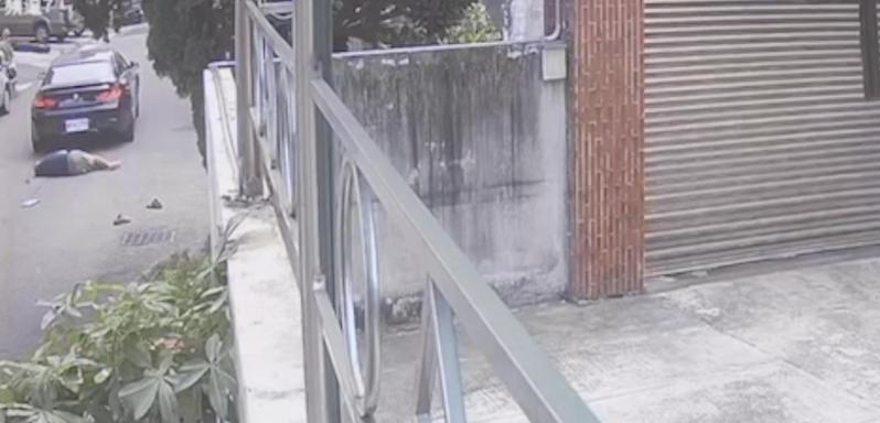 台中市白姓男子今早無照駕駛租賃BMW轎車撞死行人後逃逸，監視器拍下，白撞行人後沒有停車，還將行人輾過。記者陳宏睿／翻攝
