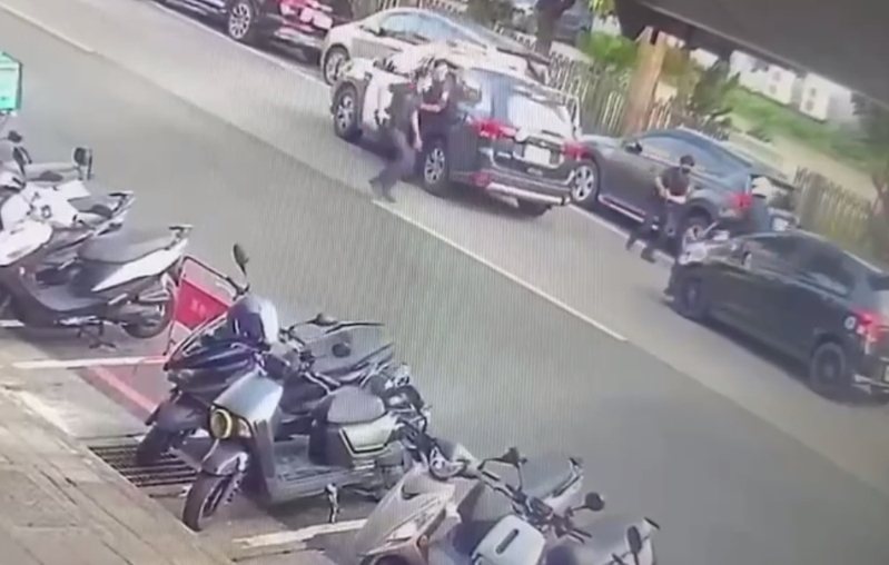 警方巡邏車擋下疑似懸掛假車牌的轎車,嫌犯立刻倒車再加速逃逸,員警對右前輪連開2槍仍被脫逃。記者林昭彰/翻攝 警方巡邏車擋下疑似懸掛假車牌的轎車,嫌犯立刻倒車再加速逃逸,員警對右前輪連開2槍仍被脫逃。記者林昭彰/翻攝