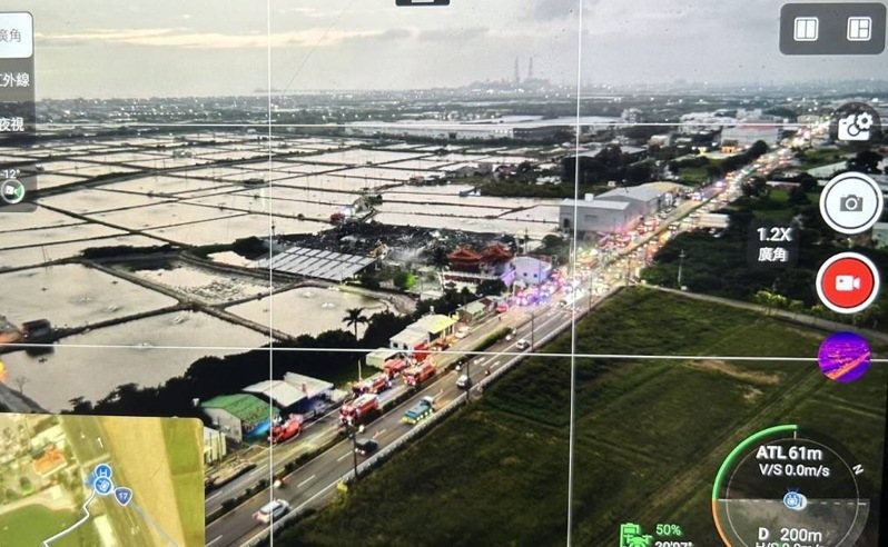 高雄永安區一家堆滿塑膠粒的倉庫竄火，火勢凶猛，直到今下午4時許才完全撲滅。記者張議晨／翻攝