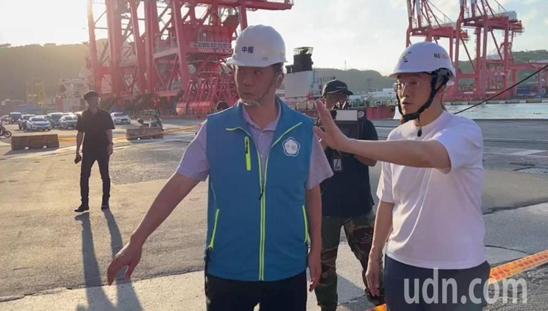基隆港今天發生在碼頭的橋式起重機，被貨輪上的起重機碰撞傾倒事故，基隆市長謝國樑（右）前往關心善後作業。記者邱瑞杰／攝影