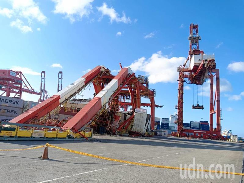 基隆港西19-6橋式起重機，今天被貨輪上的起重機碰撞後傾倒，場景駭人，所幸沒人傷亡。記者邱瑞杰／攝影