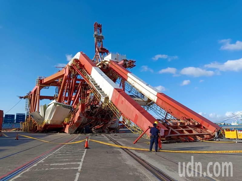 基隆港西19-6橋式起重機，今天被貨輪上的起重機碰撞後傾倒，場景駭人，所幸沒人傷亡。記者邱瑞杰／攝影