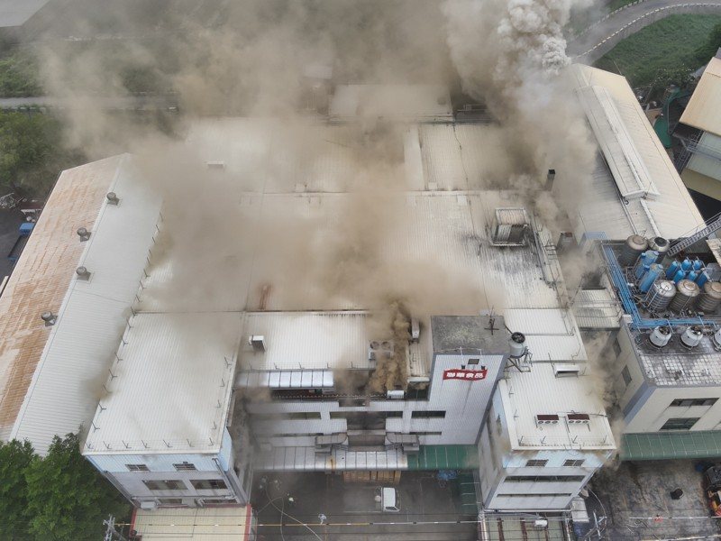 聯華食品北斗廠去年4月發生大火,造成9名員工身亡。圖/彰化縣消防局提供 聯華食品北斗廠去年4月發生大火,造成9名員工身亡。圖/彰化縣消防局提供