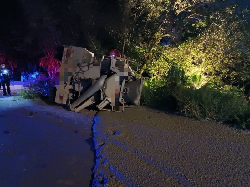 黃男駕駛的水泥預拌車側翻，車上水泥傾瀉滿地。記者黃子騰／翻攝