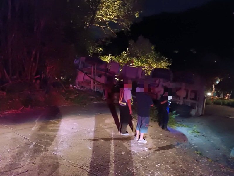 消防人員及警方到場處理。記者黃子騰／翻攝