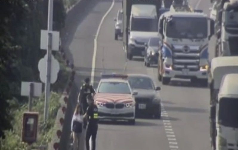 國道1號員林交流道北向路段今天上午一名女子竟走上國道,險象環生,民眾通報警方處理。圖/翻攝自國道即時影像 國道1號員林交流道北向路段今天上午一名女子竟走上國道,險象環生,民眾通報警方處理。圖/翻攝自國道即時影像