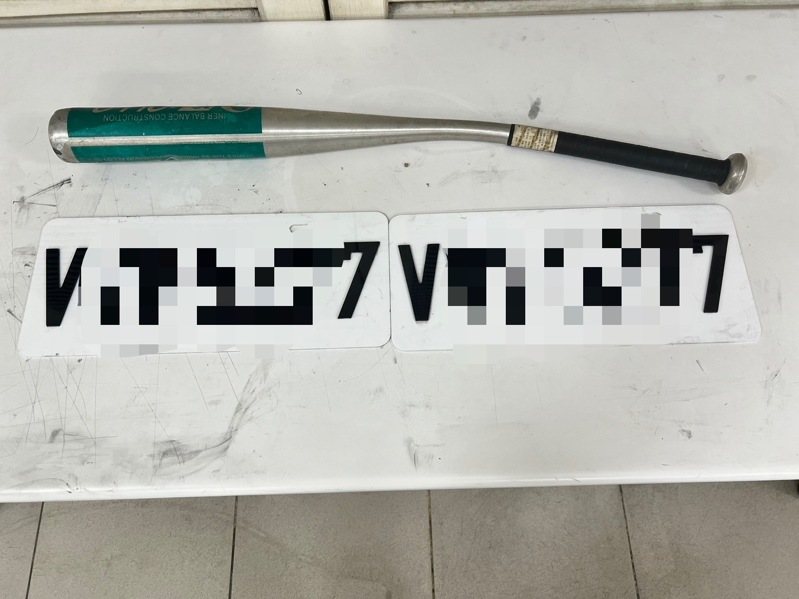 竹北警分局下午在湖口先後逮捕涉嫌砸店的兩名林姓男子,查扣犯案用的假車牌及棒球棍。圖/警方提供 竹北警分局下午在湖口先後逮捕涉嫌砸店的兩名林姓男子,查扣犯案用的假車牌及棒球棍。圖/警方提供