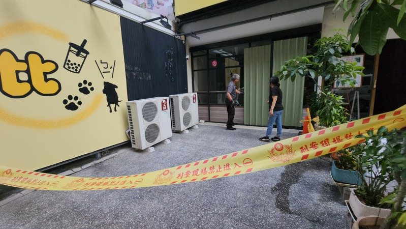 虐童案涉案的葉姓教練在竹北開設的飲料店,前晚被人「私刑正義」砸店,昨天下午店方請施工人員將門面以鐵皮封店,暫時對外停業。聯合報資料照 虐童案涉案的葉姓教練在竹北開設的飲料店,前晚被人「私刑正義」砸店,昨天下午店方請施工人員將門面以鐵皮封店,暫時對外停業。聯合報資料照