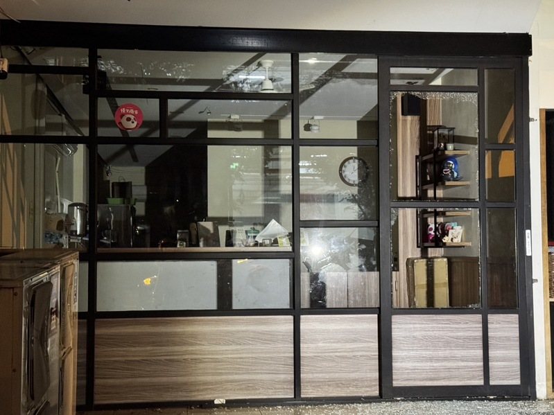 虐童案涉案的葉姓教練在竹北開設的飲料店,前晚被人「私刑正義」砸店,沒有鐵捲門的店面玻璃都被砸碎。聯合報資料照 虐童案涉案的葉姓教練在竹北開設的飲料店,前晚被人「私刑正義」砸店,沒有鐵捲門的店面玻璃都被砸碎。聯合報資料照
