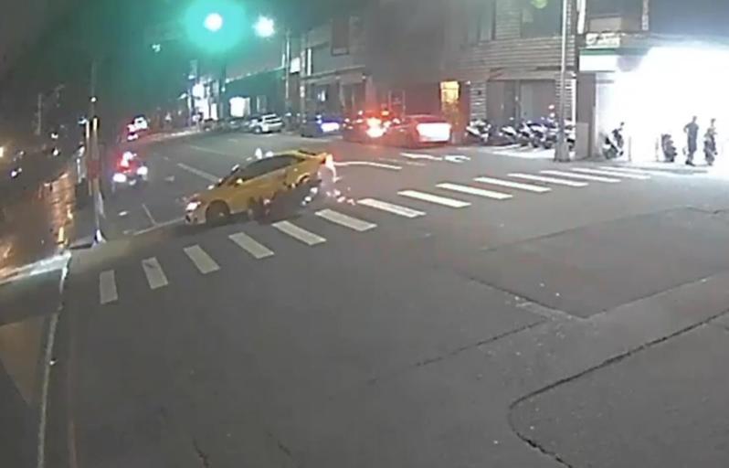 台中市陳姓男子今天凌晨駕駛計程車行經北區時迴轉,與楊姓機車騎士碰撞,楊被壓在車底,多名熱心市民合力抬車。記者陳宏睿/翻攝 台中市陳姓男子今天凌晨駕駛計程車行經北區時迴轉,與楊姓機車騎士碰撞,楊被壓在車底,多名熱心市民合力抬車。記者陳宏睿/翻攝