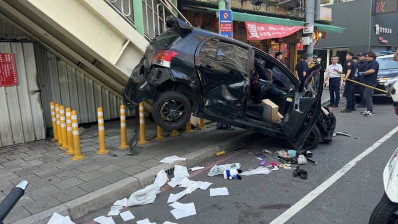 新北市警方下午在三重區中正北路某釣蝦場前,攔查可疑車輛連開2槍打破車胎仍被脫逃,警匪飛車追逐2.5公里,嫌犯逃到重陽路某羊肉爐店門前,再被連開7槍壓制逮捕;2名20歲男子坦承是詐騙集團車手。記者林昭彰/翻攝 新北市警方下午在三重區中正北路某釣蝦場前,攔查可疑車輛連開2槍打破車胎仍被脫逃,警匪飛車追逐2.5公里,嫌犯逃到重陽路某羊肉爐店門前,再被連開7槍壓制逮捕;2名20歲男子坦承是詐騙集團車手。記者林昭彰/翻攝