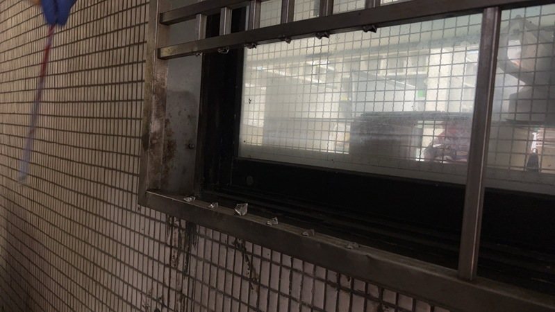 慣竊詹男9月23日破窗闖入中山區一處郵局竊取掃描機,雖以他人身分租車犯案仍在案發15小時後落網。記者李隆揆/翻攝 慣竊詹男9月23日破窗闖入中山區一處郵局竊取掃描機,雖以他人身分租車犯案仍在案發15小時後落網。記者李隆揆/翻攝