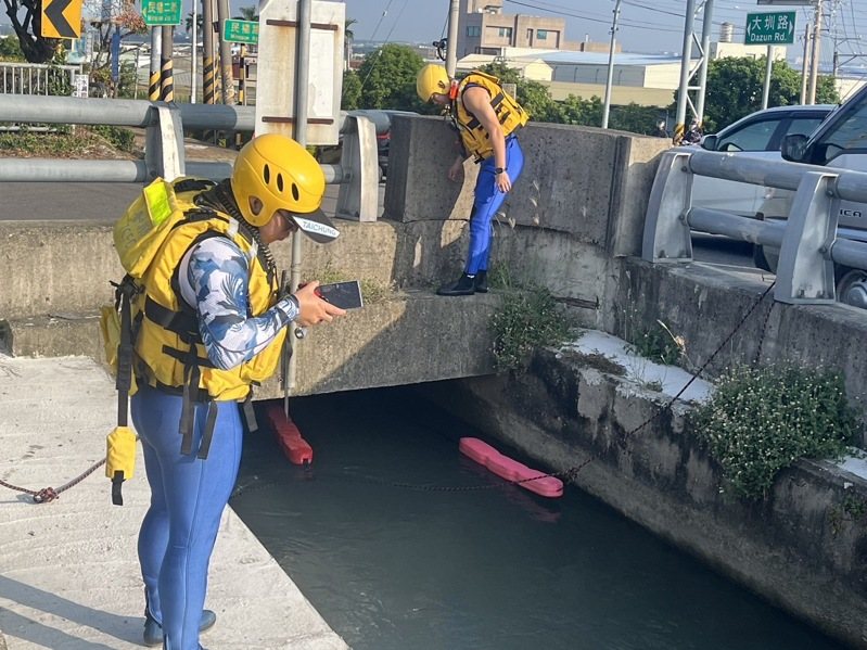 台中豐原一名7旬老翁機車停圳旁,警、消今天搜尋找到他時已溺斃。圖/民眾提供 台中豐原一名7旬老翁機車停圳旁,警、消今天搜尋找到他時已溺斃。圖/民眾提供