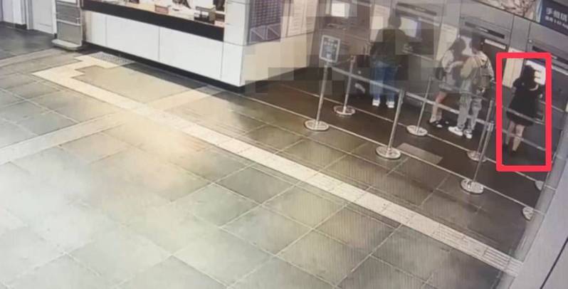 古女在抵達台中火車站時,因購票後未上車,向站務人員要求換票不成,又持零錢丟擲售票員,導致售票員眉角受傷。記者李隆揆/翻攝 古女在抵達台中火車站時,因購票後未上車,向站務人員要求換票不成,又持零錢丟擲售票員,導致售票員眉角受傷。記者李隆揆/翻攝