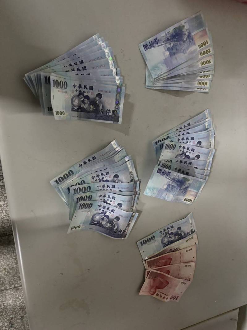 專案小組拘提古女,並查扣古女身上剩餘贓款4萬1800元,詢後另依搶奪、傷害等罪嫌移送士林地檢署偵辦。記者李隆揆/翻攝 專案小組拘提古女,並查扣古女身上剩餘贓款4萬1800元,詢後另依搶奪、傷害等罪嫌移送士林地檢署偵辦。記者李隆揆/翻攝