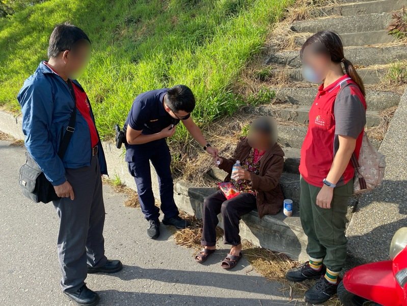 台中市豐原區一名8旬失智婦迷路，豐原警方憑關鍵字「蛇」幫助她找到家。圖／警方提供