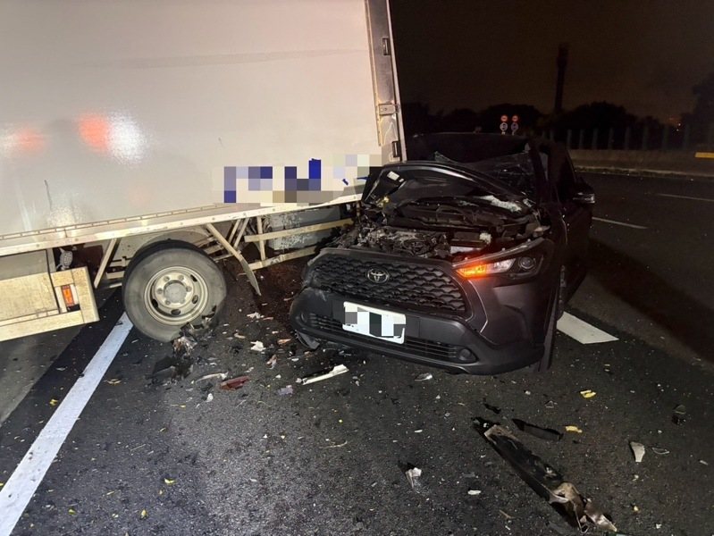 國道3號北向183.5公里昨晚發生5車追撞車禍,4人受傷送醫。圖/警方提供 國道3號北向183.5公里昨晚發生5車追撞車禍,4人受傷送醫。圖/警方提供