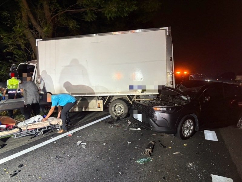 國道3號北向183.5公里昨晚發生5車追撞車禍,4人受傷送醫。圖/警方提供 國道3號北向183.5公里昨晚發生5車追撞車禍,4人受傷送醫。圖/警方提供