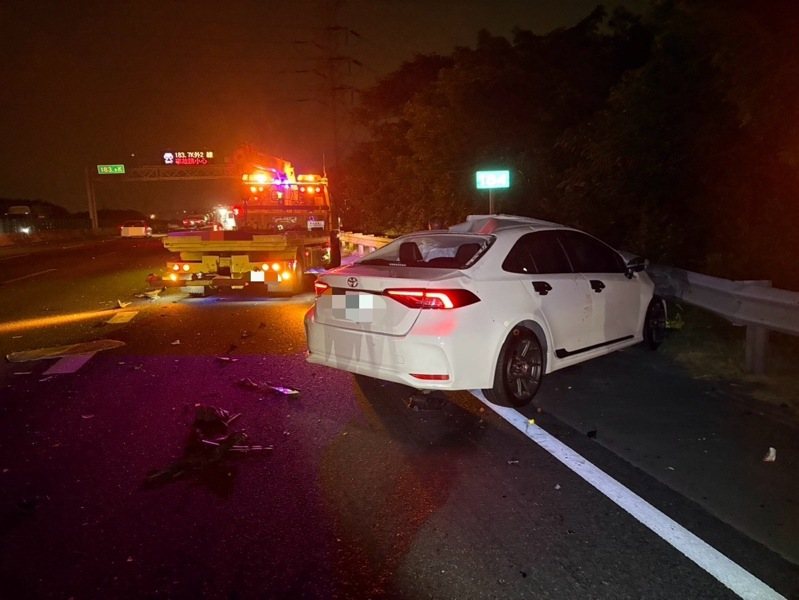 國道3號北向183.5公里昨晚發生5車追撞車禍,4人受傷送醫。圖/警方提供 國道3號北向183.5公里昨晚發生5車追撞車禍,4人受傷送醫。圖/警方提供